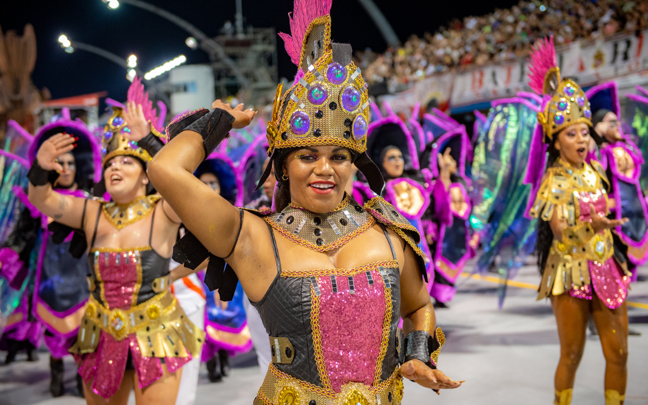 sambando-com-estrelas-passistas-independente-trircolor-samba-no-pe-liga-carnaval-sp